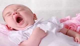 طفل رضيع يتثاءب- أرشيفية