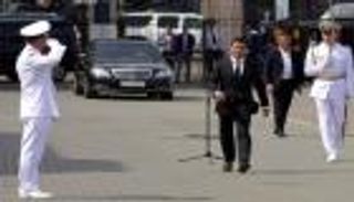 رئيس أوكرانيا يعزل كبار قادة الجيش والاستخبارات ويعين موالين له