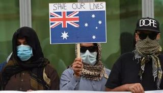 مترجمون أفغان للقوات الأمريكية وحلف الأطلسي أثناء تجمع في كابول- أ.ف.ب