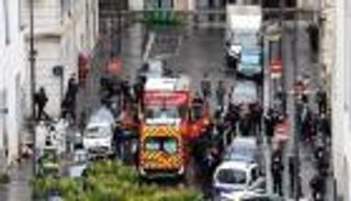 إصابة عدة أشخاص في اصطدام سيارة بمقهى في باريس