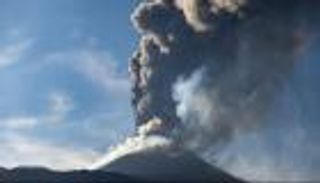 ثوران بركاني يشعل حريق غابات في إندونيسيا.. الرماد يرتفع لـ800 متر