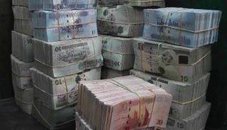 أوراق من فئات مختلفة من الدينار الليبي بأحد المصارف. (أرشيفية)