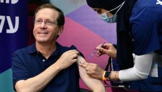 الرئيس الإسرائيلي يتلقى جرعة ثالثة من لقاح كورونا