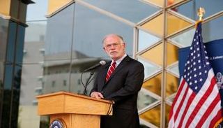 السفير الأمريكي يتحدث في مؤتمر صحفي بكابول