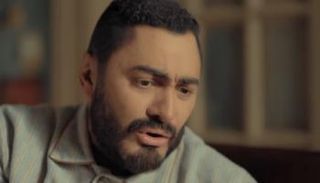 تامر حسني في مشهد من فيلم "مش أنا"