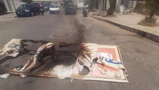 محتجون يحرقون لافتة لحركة النهضة (أرشيفية)