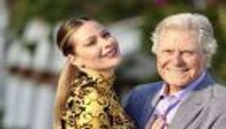 بعد صور رومانسية.. حقيقة زواج حسين فهمي من باميلا الكيك