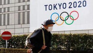 شخص يرتدي كمامة للوقاية من كورونا في طوكيو