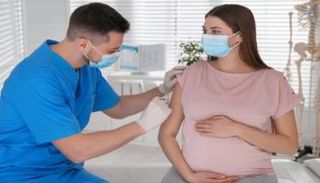 سيدة حامل تتلقى لقاحاً- أرشيفية