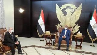 رئيس مجلس السيادة السوداني خلال لقاء وزير الخارجية الجزائري