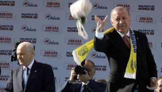 أردوغان وهو يوزع الشاي على المواطنين