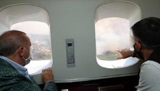 الرئيس التركي يتابع الحرائق من طائرته