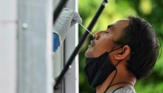 شخص يخضع لاختبار كورونا في تايلاند