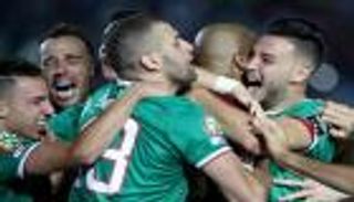 بينهم لاعب ليفربول السابق.. 3 مرشحين لحل أزمة الظهير في منتخب الجزائر