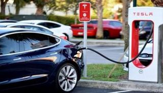 شحن سيارة تسلا