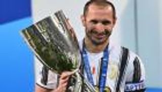 رسميا.. يوفنتوس يجدد عقد "البطل" كيليني