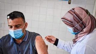 مواطن ليبي يتلقى جرعة لقاح كورونا بأحد المراكز الصحية (أرشيفية)