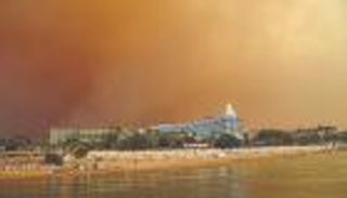 جائحة الحرائق تخنق ما تبقى من السياحة في منتجعات الجنوب الأوروبي