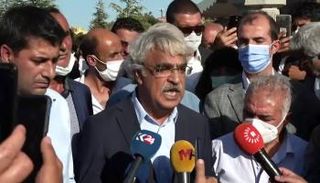 مدحت سنجر أثناء إدلائه بالتصريحات