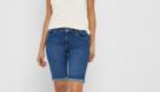 الشورت الجينز نجم موضة الصيف