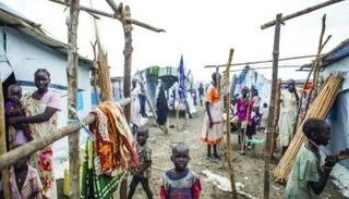 مواطنون شردتهم الحرب في أحد معسكرات اللجوء (أرشيفية)