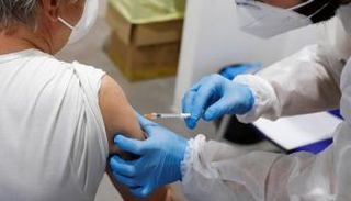 سيدة تحصل على لقاح كورونا - أرشيفية