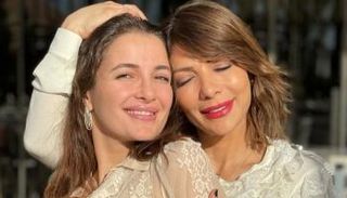 أصالة تحتضن ابنتها 