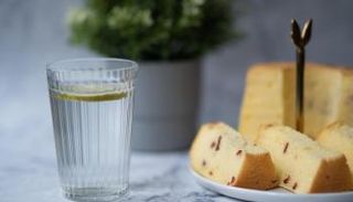 شرب الماء أثناء تناول الحلويات يؤدي إلى ارتفاع نسب الجلوكوز في الجسم