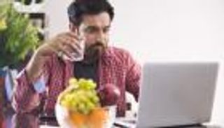 "العمل عن بُعد" ربما يُفاقم أعراض كورونا