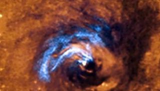 اكتشاف خيوط غبار ضيقة طويلة تغذي الثقوب السوداء