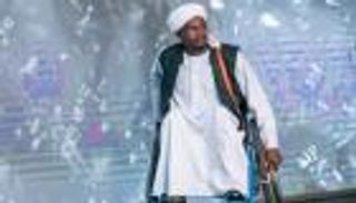عبدالعزيز شريف.. سوداني يتحدى الإعاقة ليصبح عارض أزياء