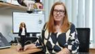 "باربي" خاصة لعالمة لقاح كورونا.. سارة جيلبرت تلهم الأطفال