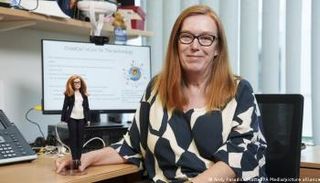 العالمة سارة جيلبرت الأستاذة في جامعة أوكسفورد