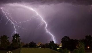 صاعقة تضرب منطقة سكنية - أرشيفية