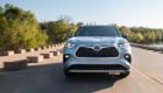 تويوتا هايلاندر جراند 2023.. مفاجأة يابانية في فئة سيارات الـ SUV