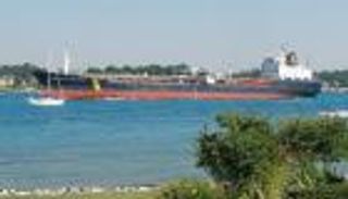 تقارير بريطانية ترجح اختطاف سفينة بخليج عمان و"توجهها" لإيران