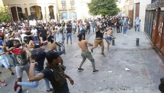 جانب من رشق المحتجين للبرلمان اللبناني