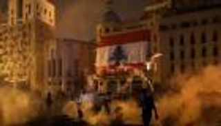 محتجون يضرمون النار قرب بوابة البرلمان اللبناني