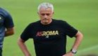 عاشق روما.. رئيس سامبدوريا يغري مورينيو بلاعب "أفضل من تشاكا"