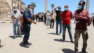 ليبيون يصطفون للحصول على جرعات لقاح كورونا