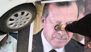 ليبي يدوس على صورة أردوغان