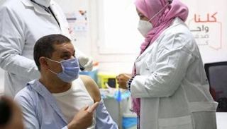 رئيس الحكومة الليبية أثناء تلقي لقاح كورونا