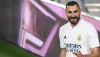 أول تعليق من كريم بنزيما بعد رحيل ميسي عن برشلونة