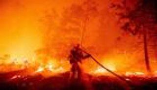 استمرار تأجج حرائق غابات كاليفورنيا.. وأوامر للسكان بإخلاء منازلهم