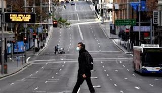 شخص يرتدي كمامة للوقاية من كورونا في سيدني