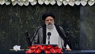 إبراهيم رئيسي خلال أداء القسم أمام مجلس الشورى رئيسا لإيران