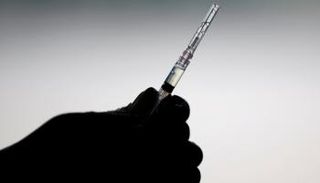 حقنة تحوي لقاحا ضد فيروس كورونا