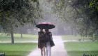 الفيضانات تضرب إيطاليا.. والانهيارات الأرضية تغلق الطرق