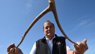 الباحث عن المياه يستعين بهذه العصا لتحديد مواقع المياه الجوفية