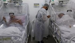 مصابون بكورونا يتلقون العلاج في أحد المستشفيات- أرشيفية